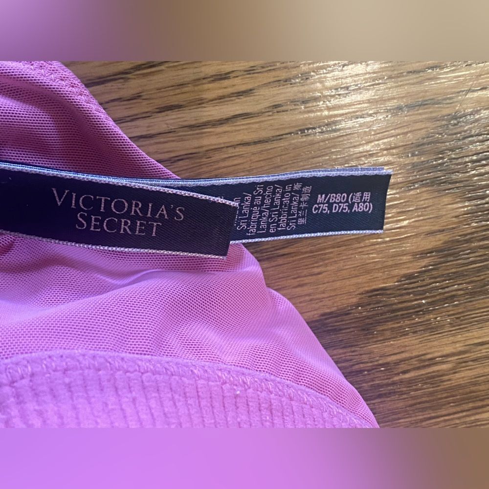 VICTORIA
Secrets - Picture 8 of 9